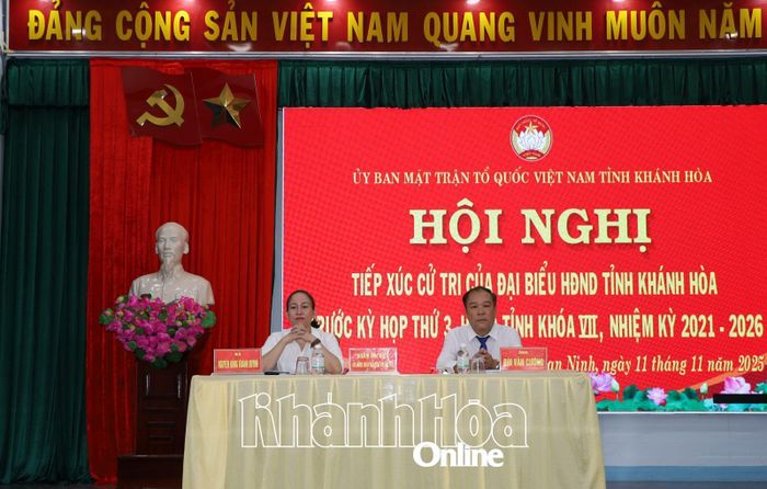 Các đại biểu HĐND tỉnh chủ trì tiếp xúc cử tri xã Vạn Ninh.