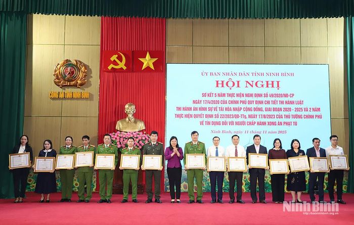 Đồng chí Phó Chủ tịch UBND tỉnh Hà Lan Anh trao Bằng khen của Chủ tịch UBND tỉnh cho các tập thể, cá nhân có thành tích xuất sắc trong thực hiện Nghị định số 49/2020/NĐ-CP của Chính phủ và Quyết định số 22/2023/QĐ-TTg của Thủ tướng Chính phủ.