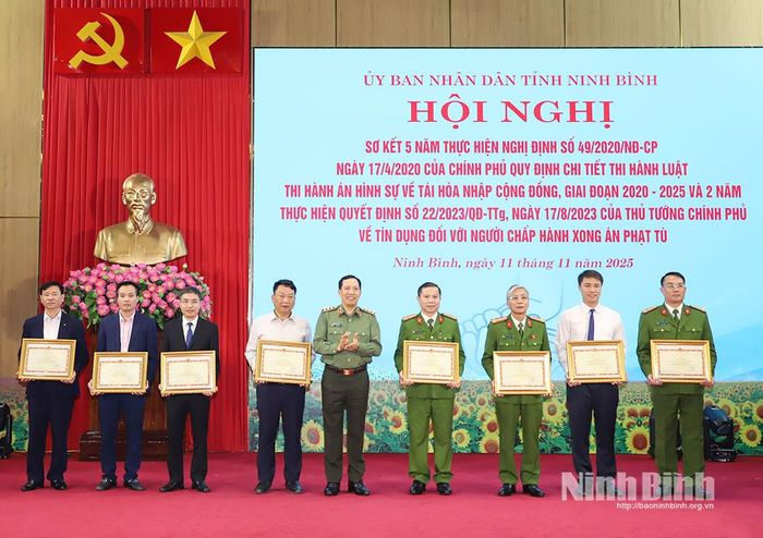 Đồng chí Thượng tướng Lê Văn Tuyến, Thứ trưởng Bộ Công an trao Bằng khen của Bộ Công an cho các tập thể, cá nhân có thành tích xuất sắc trong thực hiện Nghị định số 49/2020/NĐ-CP của Chính phủ và Quyết định số 22/2023/QĐ-TTg của Thủ tướng Chính phủ.