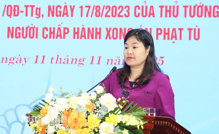 Đồng chí Hà Lan Anh, Tỉnh ủy viên, Phó Chủ tịch UBND tỉnh phát biểu tại hội nghị.