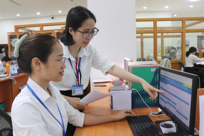 Công chức KBNN khu vực XIV sẵn sàng làm việc ngoài giờ, ngày nghỉ để đảm bảo dòng vốn không gián đoạn. Ảnh: Lạc Nguyên