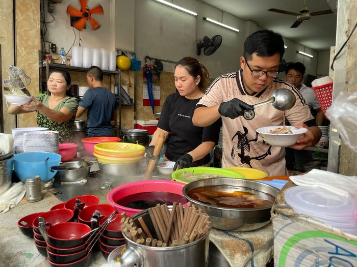 Bó rau, kg thịt, tiền điện, tiền thuê nhà đồng loạt tăng buộc các hàng quán phải tăng giá bán. (Ảnh minh họa: H. Linh)