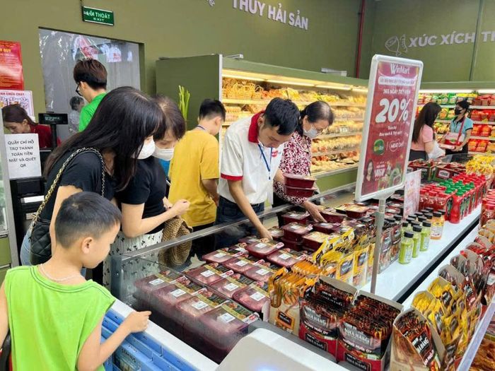 Chắc bóp chi tiêu, săn hàng giảm giá để tiết kiệm được đồng nào hay đống đó là một trong những cách bà nội trợ ứng phó giữa bão giá. (Ảnh minh họa: H. Linh)