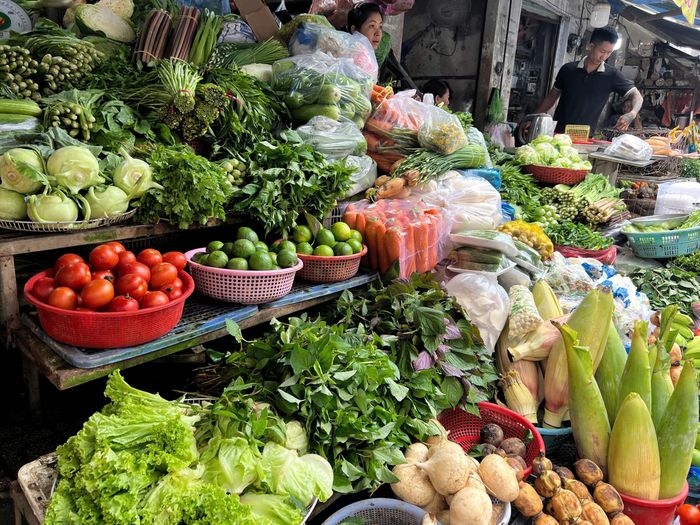 Giá rau xanh Hà Nội gần đây tăng mạnh do bão lũ.