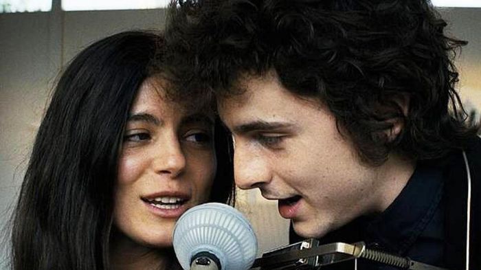 Timothee Chalamet và Monica Barbaro vào vai Bob Dylan và Joan Baez trong “A Complete Unknown”