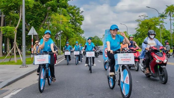  Đạp xe tuyên truyền, kêu gọi không hút thuốc tại thành phố Huế. 