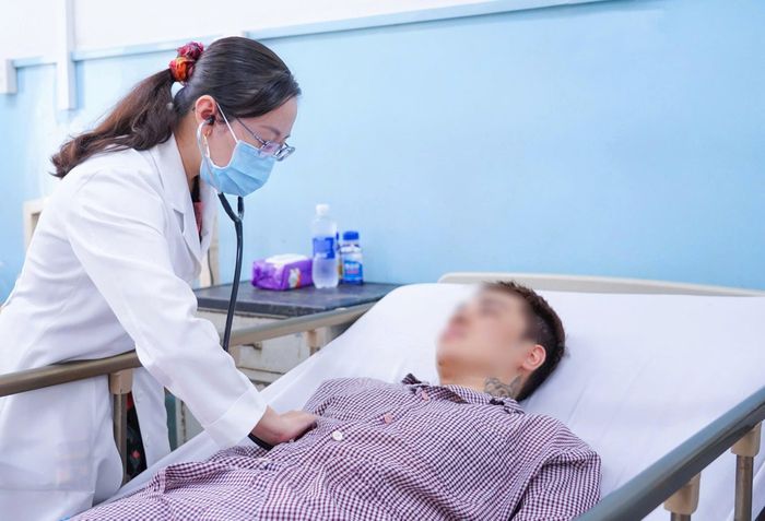 Bệnh nhân ngộ độc bánh mì điều trị tại Bệnh viện Nhân dân Gia Định. Ảnh: BVCC
