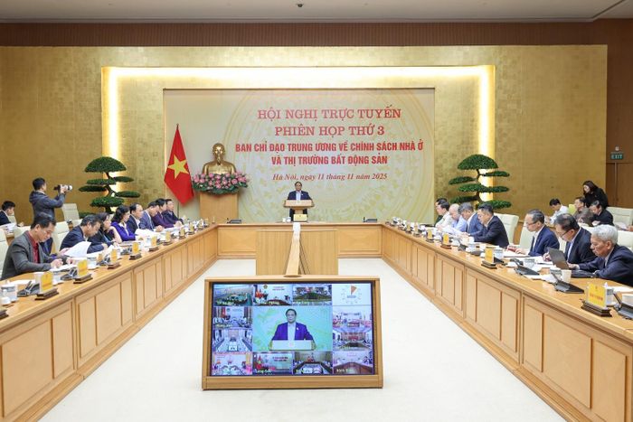 Thủ tướng Phạm Minh Chính – Trưởng Ban Chỉ đạo Trung ương về chính sách nhà ở và thị trường bất động sản chủ trì phiên họp thứ ba của Ban Chỉ đạo, được kết nối trực tuyến tới các địa phương (Ảnh: Chinhphu).