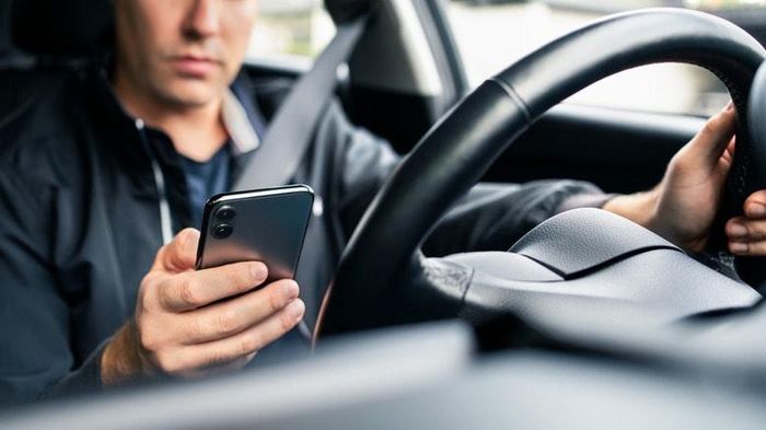 Chế độ lái xe giúp bạn tự động tắt tiếng thông báo, ẩn tin nhắn, hoặc bật trả lời tự động để tránh bị phân tâm. Ảnh: Internet.