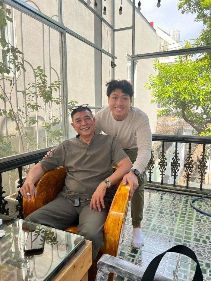 Diễn viên Lê Tuấn Anh có vai trò quan trọng trong việc định hướng và hỗ trợ con trai riêng của vợ.