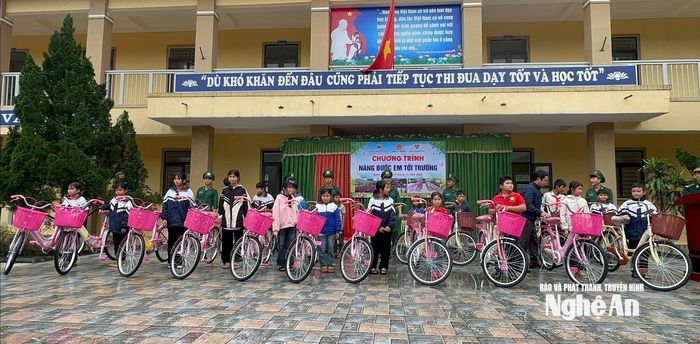 Các đại biểu trao tặng 25 chiếc xe đạp đến các em học sinh nghèo vượt khó của Trường Tiểu học và THCS xã Sơn Lâm. Ảnh: Hiến Chương