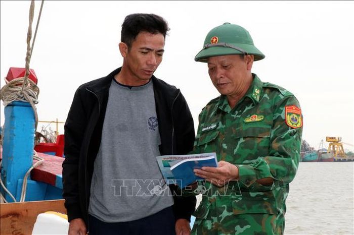 Tuyên truyền chống khai thác IUU với ngư dân.