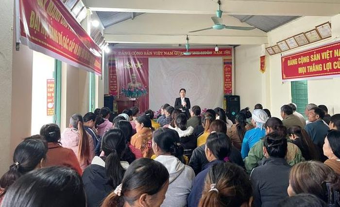 Song song với công tác TGPL thì công tác tuyên truyền, phổ biến giáo dục pháp luật cũng được các Trung tâm TGPL nhà nước các tỉnh đẩy mạnh. (Hình ảnh Chi nhánh số 4, Trung tâm TGPL nhà nước tỉnh Lào Cai truyền thông pháp luật tại thôn Na Nối xã Bản Lầu, tỉnh Lào Cai).