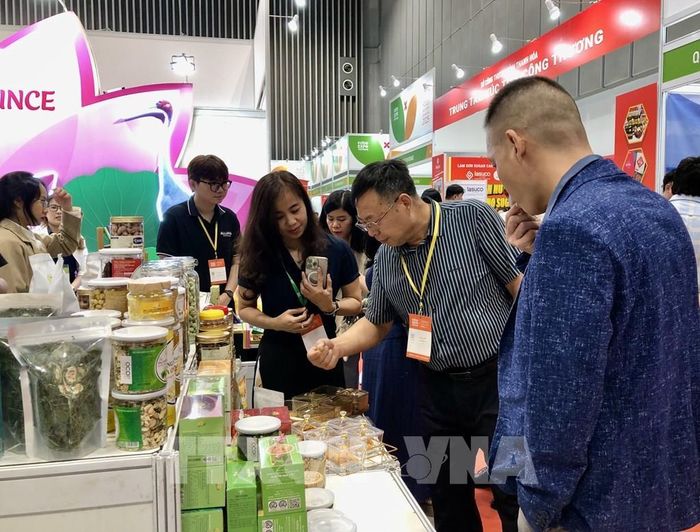 Người mua hàng tìm kiếm nguồn cung nguyên liệu mới tại triển lãm. Ảnh: Mỹ Phương – TTXVN