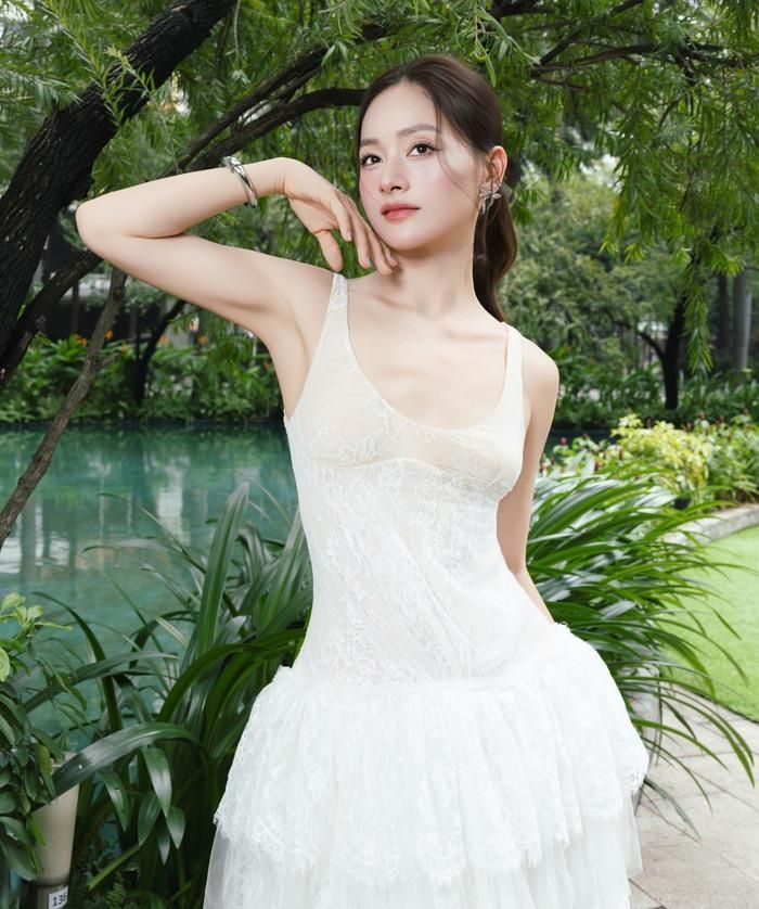 Hiện nay dù nhan sắc đã thăng hạng, Lan Phương vẫn chuộng mốt diện đồ bình dân. Ảnh: FBNV