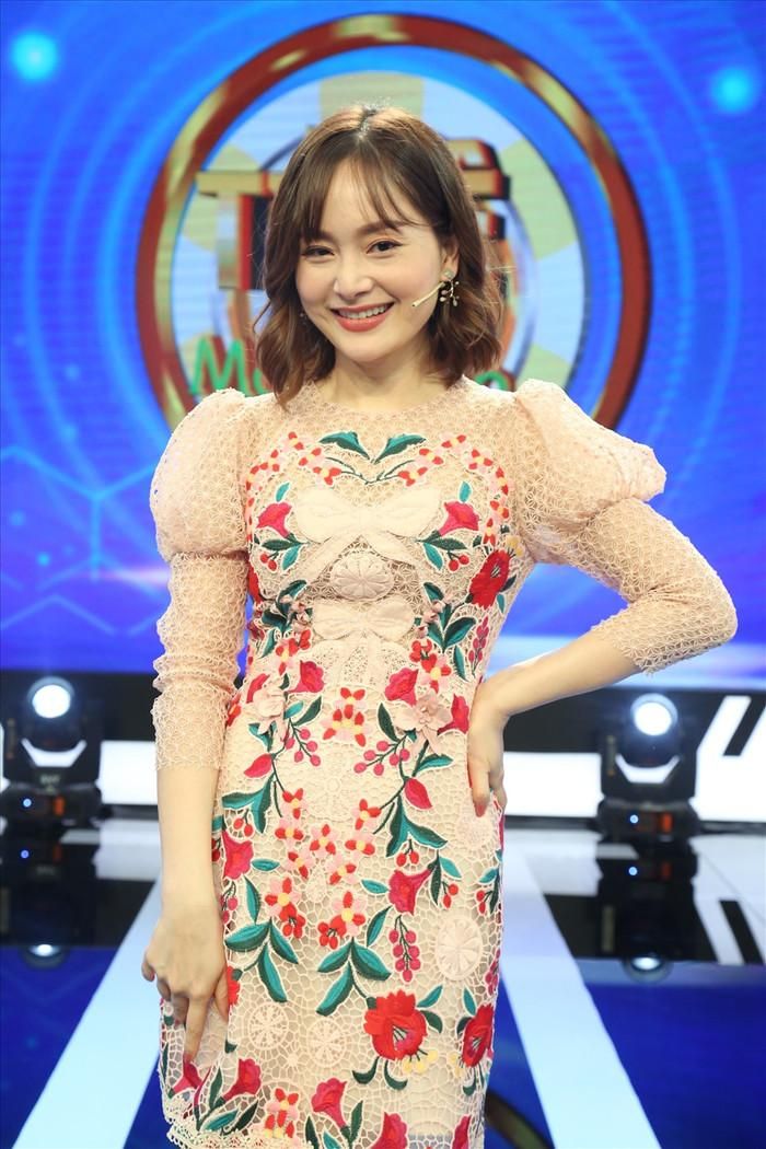 Lan Phương chọn chiếc váy đơn giản khi tham gia gameshow.