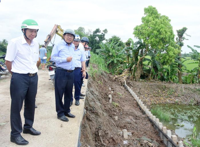 Phó Chủ tịch Ủy ban nhân dân tỉnh Ngô Công Thức (thứ 2, từ trái sang) kiểm tra công tác khắc phục sạt lở tại xã Châu Phú. Ảnh: THANH TIẾN