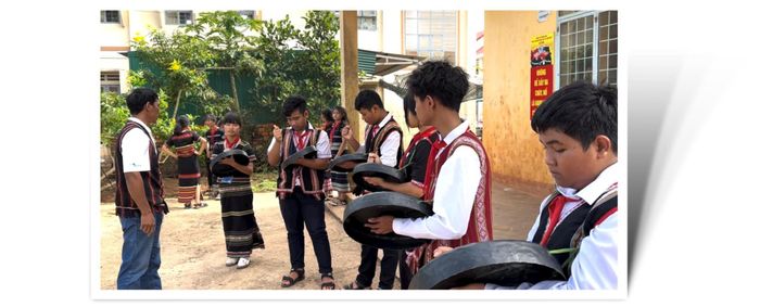 Nghệ nhân Da Cha Vũ Bảo đang dạy những kỹ năng đánh chiêng cho các em