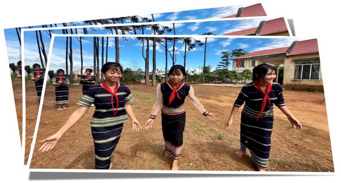 Các em tập múa với nhau