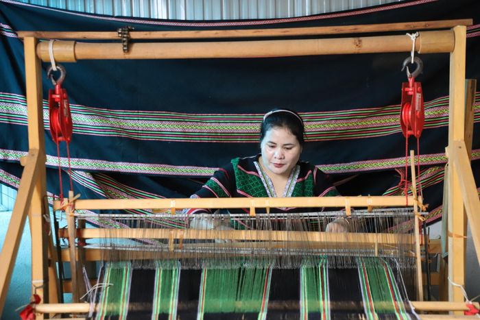 Sau hơn 40 năm, nghệ nhân H’Bình vẫn miệt mài bên khung cửi