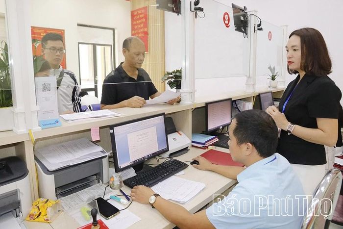 Trung tâm Phục vụ hành chính công phường Phong Châu làm tốt công tác cải cách thủ tục hành chính, nâng cao hiệu quả phục vụ Nhân dân. Ảnh: Hồng Trung