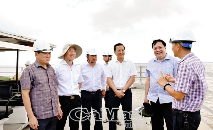 Chủ tịch UBND tỉnh Phạm Thành Ngại cùng đoàn công tác khảo sát hoạt động dự án Điện gió Hoà Bình 1, tại xã Vĩnh Hậu.