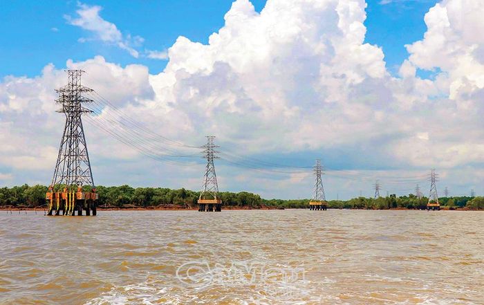 Tuyến đường dây 22 kV của Nhà máy Điện gió Tân Thuận giai đoạn 3 được thiết kế hỗn hợp gồm 5 mạch cáp ngầm xuyên biển nối 18 trụ tua bin gió, cùng tuyến đường dây trên không nối từ trụ T1 đến trạm biến áp.