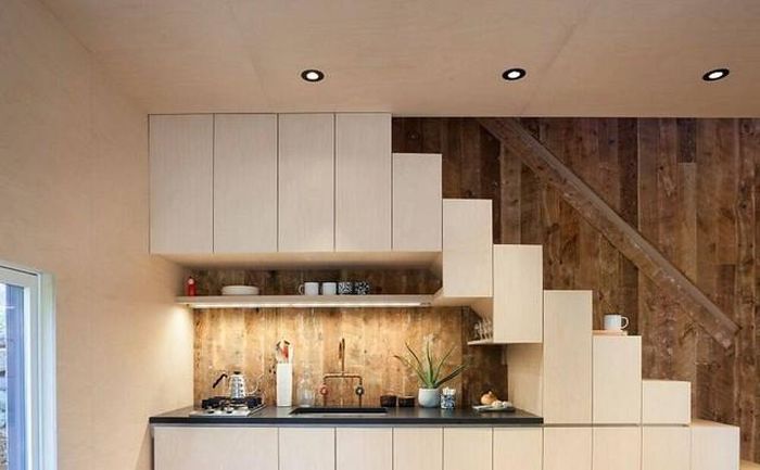 Việc thiết kế bếp ngay dưới chân cầu thang mang lại nhiều ưu điểm. Sử dụng tối ưu diện tích trong không gian ngôi nhà.