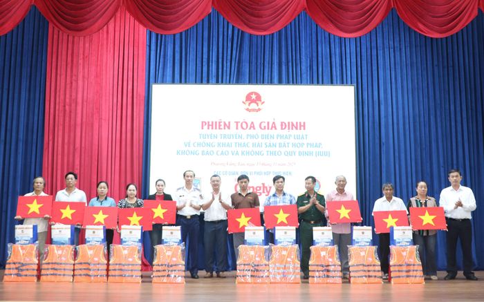 Tặng quà và cờ Tổ quốc cho ngư dân
