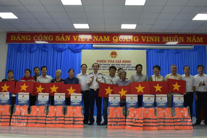 Chương trình tặng quà, cờ Tổ quốc và áo phao cho ngư dân Long Hải