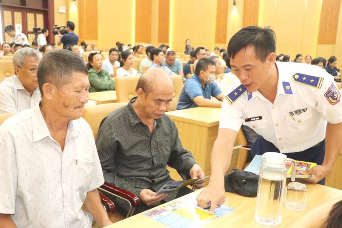 Lực lượng Cảnh sát biển phát tờ gấp về tuyên truyền chống khai thác IUU cho ngư dân
