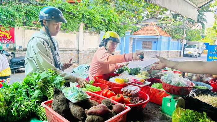  Người tiêu dùng mua rau quả các loại tại một điểm bán thuộc phường Vũng Tàu (TPHCM). Ảnh: QUANG VŨ 