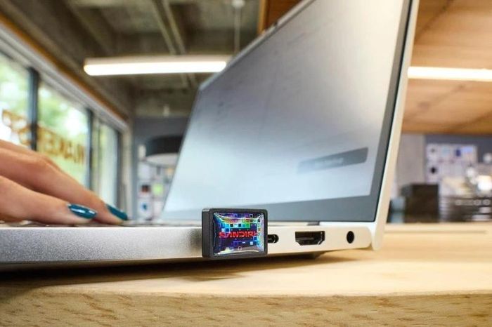 Điểm đặc biệt của SanDisk Extreme Fit nằm ở tính tiện dụng: bạn có thể cắm vào laptop và quên rằng nó đang ở đó. Với cổng USB-C phổ biến, sản phẩm tương thích với máy tính chạy Windows, macOS và cả iPad chạy iPadOS 15 trở lên, giúp người dùng linh hoạt mở rộng bộ nhớ trong mọi hoàn cảnh từ văn phòng, quán cà phê cho tới những chuyến công tác xa.