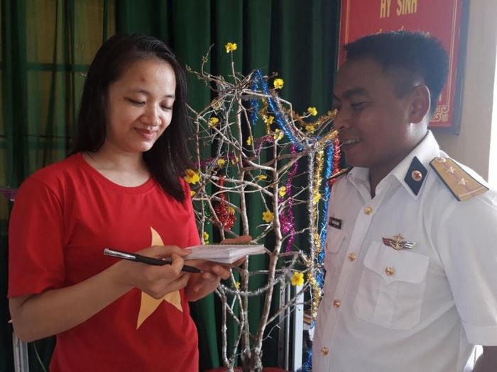 Nhà báo Nguyễn Thị Hồng Giang (bên phải), Báo Kinh tế & Đô thị.
