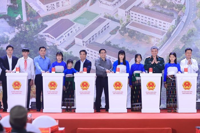Thủ tướng Chính phủ Phạm Minh Chính cùng các đại biểu và các em học sinh thực hiện nghi thức khởi công xây dựng các trường phổ thông nội trú liên cấp Tiểu học và Trung học cơ sở tại các xã biên giới đất liền sáng 9/11, điểm cầu Trường nội trú liên cấp Tiểu học và Trung học cơ sở xã Yên Khương, Thanh Hóa - Ảnh: VGP