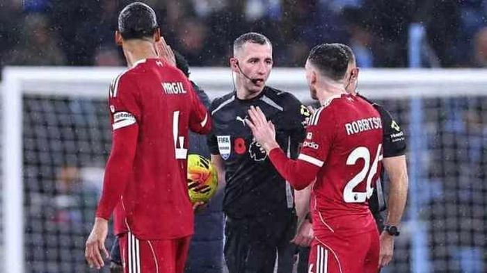 Các cầu thủ Liverpool không thể hài lòng với quyết định của trọng tài.