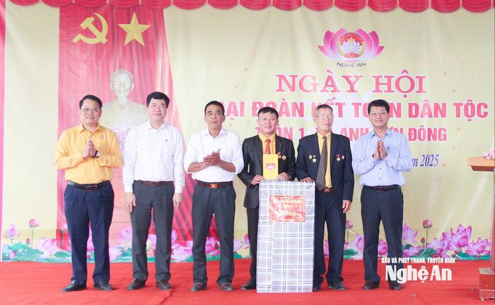 Đồng chí Phạm Trọng Hoàng tặng quà cho cán bộ và nhân dân thôn 1, xã Anh Sơn Đông. Ảnh: Mai Hoa