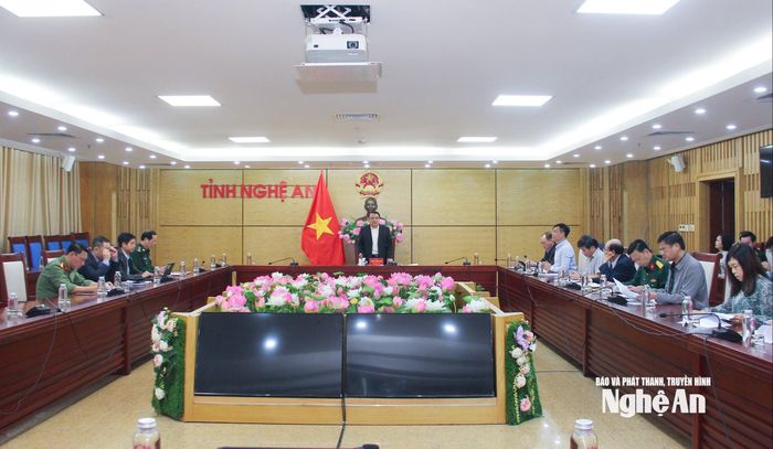 Đồng chí Phùng Thanh Vinh - Ủy viên Ban Chấp hành Đảng bộ tỉnh, Phó Chủ tịch UBND tỉnh chủ trì cuộc họp. Ảnh: Mai Hoa