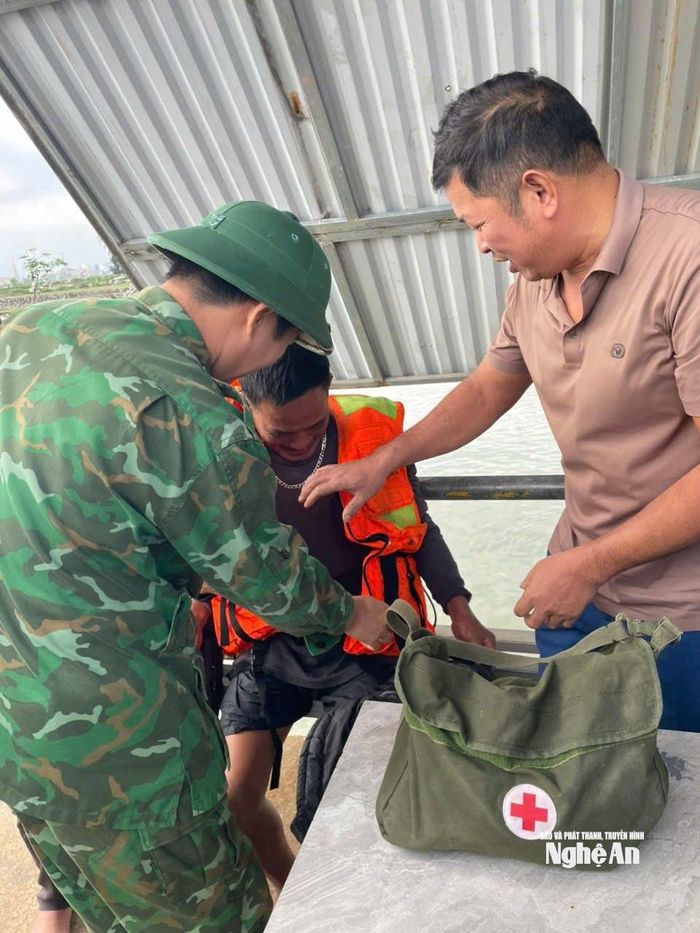 Quân y Đồn Biên phòng Diễn Thành chăm sóc sức khỏe cho các ngư dân. Ảnh: Hải Thượng