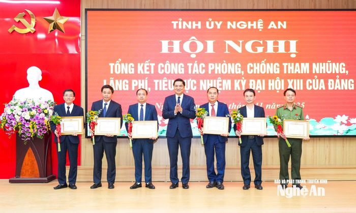 Đồng chí Hoàng Nghĩa Hiếu - Phó Bí thư Thường trực Tỉnh ủy, Chủ tịch HĐND tỉnh tặng Bằng khen cho các tập thể có thành tích trong công tác phòng, chống tham nhũng, lãng phí, tiêu cực. Ảnh: Ảnh: Thành Cường