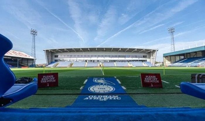 Oldham và Angel gắn kết lẫn nhau, một đội bóng đoàn kết vì nỗi đau.