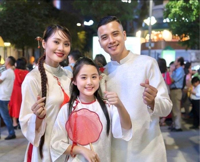 Gia đình nữ diễn viên thường xuyên đi chơi để gắn kết tình cảm.