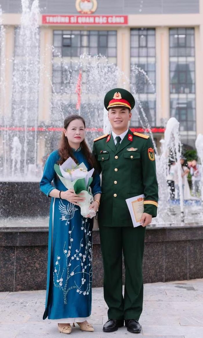 Xuân Cường và mẹ.