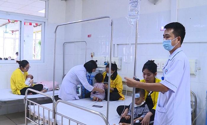 Bệnh nhi mắc cúm điều trị tại Bệnh viện Nhi Thanh Hóa.