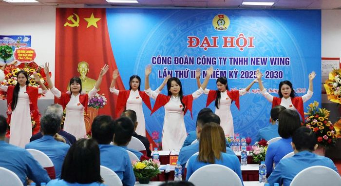 Tiết mục văn nghệ chào mừng đại hội.