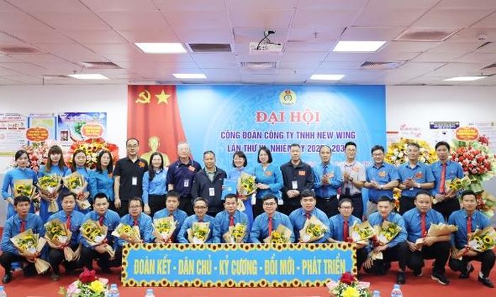 Các đại biểu chúc mừng Ban Chấp hành Công đoàn Công ty New Wing khóa mới.