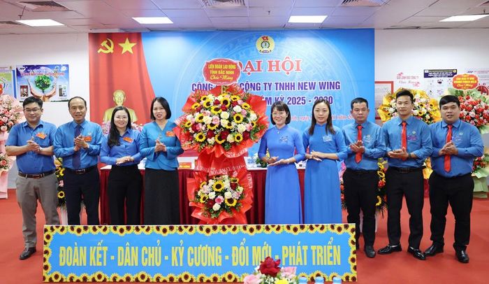 Lãnh đạo Liên đoàn Lao động tỉnh tặng hoa chúc mừng đại hội.