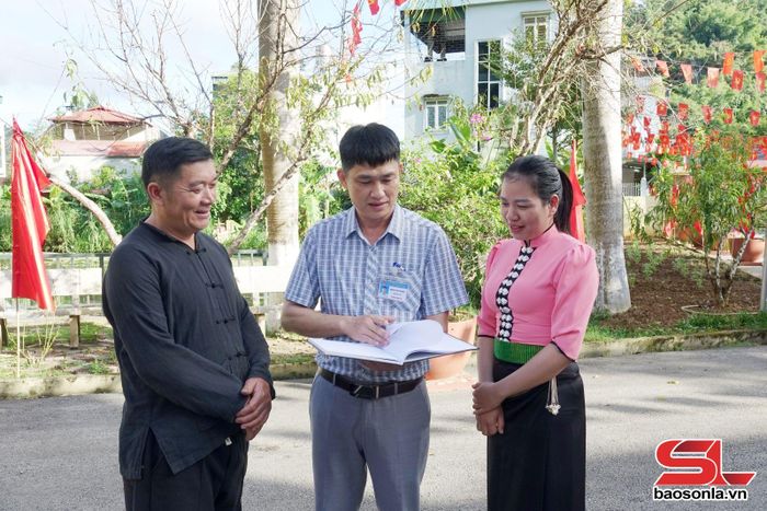 Cán bộ tư pháp trao đổi, giải đáp thắc mắc về thủ tục hành chính và đất đai cho đồng bào dân tộc phường Chiềng An.