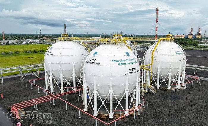 Nhà máy Xử lý khí Cà Mau có công suất 6,2 triệu m3 khí/ngày, cùng hệ thống kho có sức chứa 8.000 tấn LPG, 3.000 m3 condensate và hệ thống cảng xuất sản phẩm khí hoá lỏng cung cấp cho thị trường cả nước.