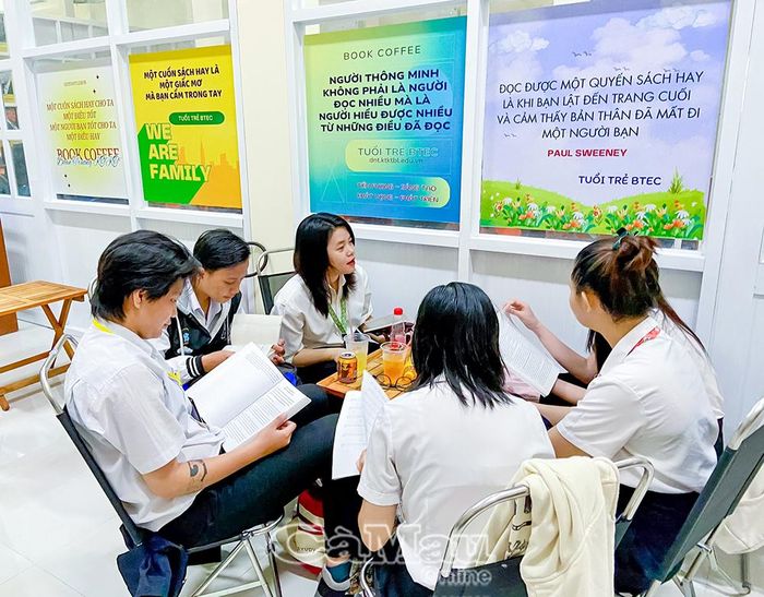Góc cà phê sách, nơi kết nối, trao đổi ý tưởng và truyền cảm hứng học tập cho sinh viên. Ảnh: TRÚC LINH